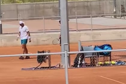 Rafael Nadal se retira de la práctica luego de esbozar gestos de dolor