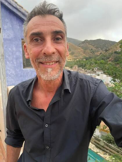 Rafael Navarro dejó su vida en el centro de Madrid para irse a vivir a un pueblo en la falda de Sierra Nevada, en el sur de España