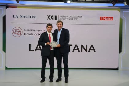 Rafael Nougues, gerente Comercial de Agronegocios de Banco Galicia, entregó la mención especial a Mauricio Groppo, de La Sultana