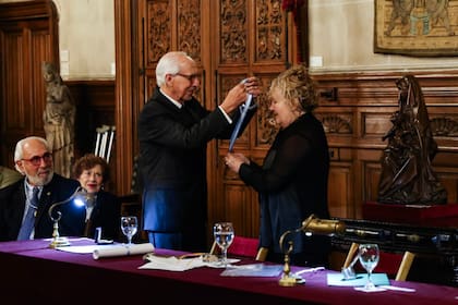 Rafael Oteriño entrega los atributos de académica a la escritora y profesora Ángela Pradelli