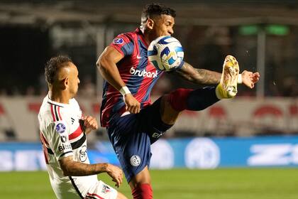 Rafael Pérez jugando ante San Pablo por la Copa Sudamericana; el colombiano exige la libertad de acción de San Lorenzo
