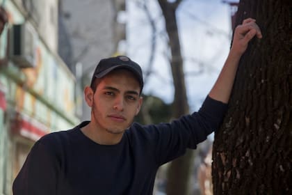 Rafael Romero tiene 20 y llegó solo desde Anzoátegui hace dos meses. Tuvo que dejar sus estudios de abogacía y su trabajo de DJ . Dice que Rappi y Glovo hoy son el consulado de Venezuela
