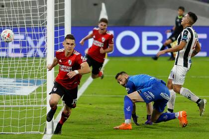 Rafael Santos Borré corre a festejar su primer gol, el segundo de River, que derrotó a Central Córdoba por 5 a 0.