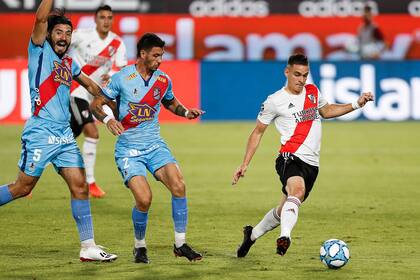 Rafael Santos Borré se fue también con un golpe, pero lo del delantero colombiano no sería grave