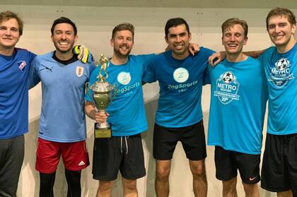 Rafael (segundo desde la derecha), junto a su equipo de fútbol en Nueva York.