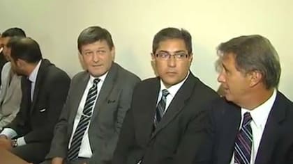 Rafael Sosa (segundo desde la derecha) al comenzar el juicio
