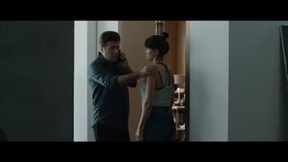 Rafael Spregelburd y China Suárez en Linda (Disney).