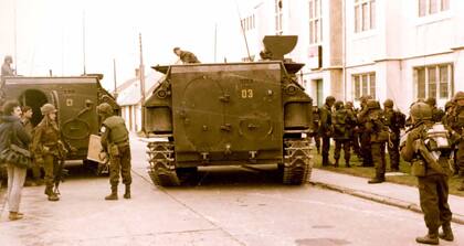Rafael Wollmann, cámara en mano, durante el desembarco argentino de 1982