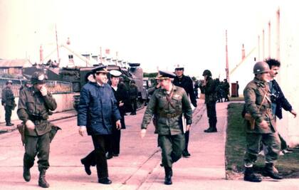 Rafael Wollmann, delante de un grupo de militares argentinos en Malvinas