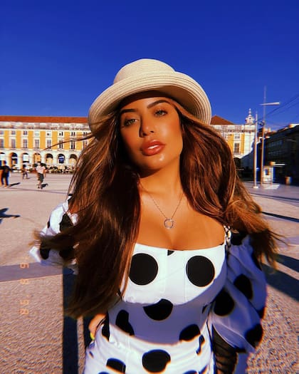 Rafaella, la hermana de Neymar alienta al PSG desde Portugal.