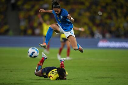Rafaelle pasa sobre Linda Caicedo en Bucaramanga, pero lejos estuvo Brasil de arrollar a Colombia en la final.