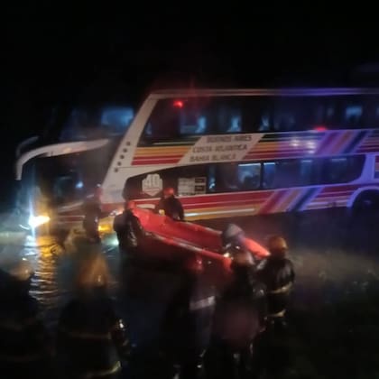 Ráfagas de viento empujaron a un micro hacia la banquina de la ruta 5 y los ocupantes debieron ser rescatados con lanchas.