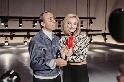 Raffaella Carrà y su gran amor, Gianni Boncompagni en 1971; los hijos de éste último son señalados como posibles herederos de su fortuna junto con los sobrinos de la cantante por la prensa italiana