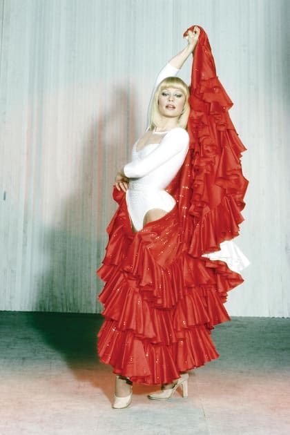 Raffaella con look de inspiración flamenca en un ensayo para su espectáculo “Fantástico”, en 1983.