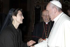 Quién es la monja que se convirtió en la mujer con más poder del Vaticano
