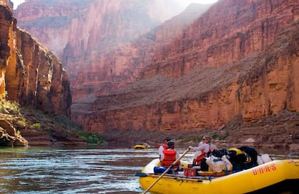 Rafting por el río Colorado como opción para descubrir el Gran Cañón.