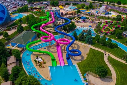 Raging Waves cuenta con más de 32 toboganes, un río lento y una pileta de olas