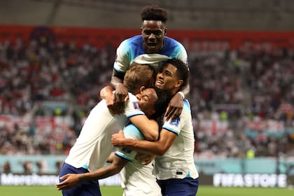 Raheem Sterling celebra con sus compañeros el tercer gol de Inglaterra ante Irán, en la apertura del Grupo B de la Copa Mundial de Qatar 2022