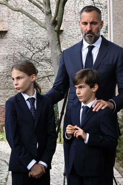Rahim Al-Hussain en el funeral de su padre, en Lisboa. Con él, sus dos hijos, los príncipes Irfan (9) y Sinan (8).
