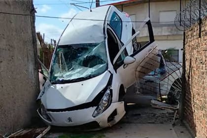 Raid delictivo por La Matanza, persecución policial y choque: dos autos empotrados contra una vivienda.