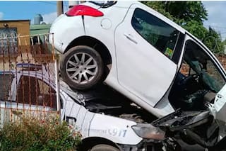 Una persecución policial terminó con un patrullero y un auto empotrados contra una casa