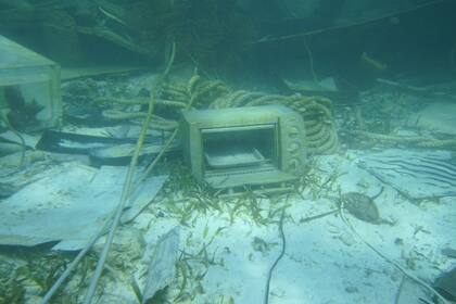 Rainbow Reef Dive Center en Key Largo dedica parte de su tiempo a recolectar basura del fondo del mar para limpiar el océano