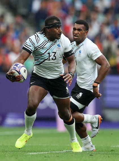 Raisuqe Josaia, con la selección de Fiji, en los Juegos Olímpicos de París, en donde consiguieron la medalla plateada en la modalidad seven. (Photo by Stefan Matzke - sampics/Getty Images)