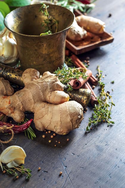 Raíz de jengibre, hierbas frescas y especias: una combinación que suma aroma y profundidad a infusiones y platos cotidianos
