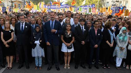 Rajoy, Felipe VI y Puigdemont, ayer, con una multitud en la marcha en Barcelona