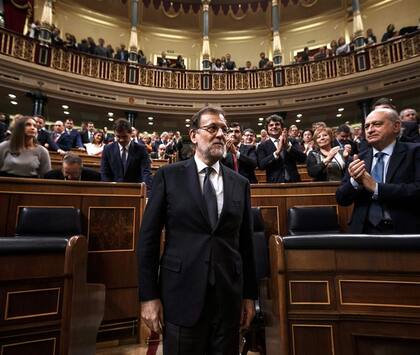 Rajoy recibe el aplauso de los parlamentarios, ayer, en Madrid