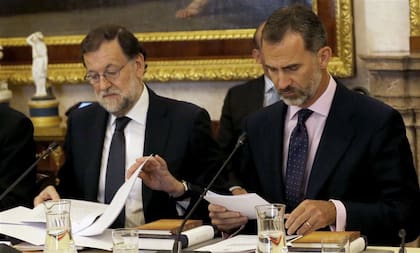 Rajoy y Felipe VI se encontraron ayer durante un encuentro del Instituto Cervantes en Aranjuez