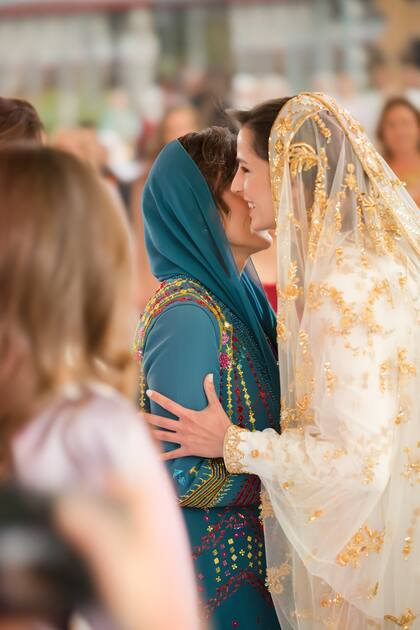 Rajwa comparte su felicidad con su madre, la jequesa Azza.
