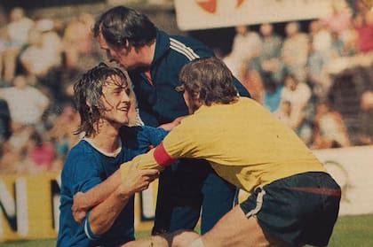 Ralf Edström y el portero JanJongbloed en el partido entre FCAmsterdam y PSVEindhoven (2-1) en la temporada 1973/74.