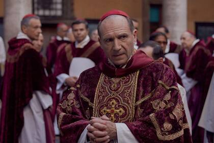 Ralph Fiennes en Cónclave. (mardelplatafilmfest)