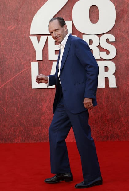 Ralph Fiennes jugueteó con las cámaras durante su paso por la red carpet, enfundado en un traje de corte clásico en azul