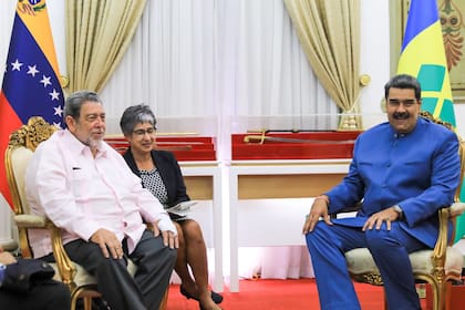Ralph Gonsalves, primer ministro de San Vicente y las Granadinas, en una bilateral con Nicolás Maduro