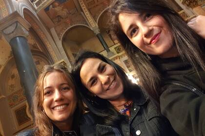 Ralu (32), junto a sus amigas.