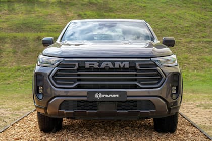 RAM Dakota está disponible en las versiones Warlock y Laramie, ambas comparten un motor turbodiésel de 2.2 litros con 200 CV y 450 Nm de torque.