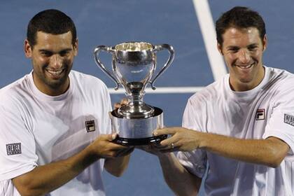 Ram y Erlich en 2008 en el Melbourne Park, con el trofeo del Australian Open