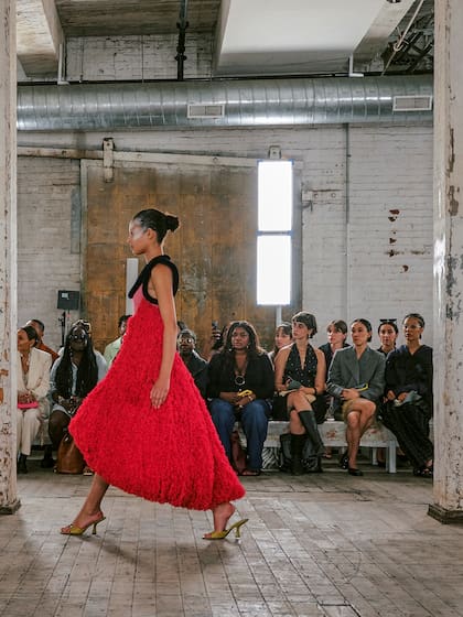 Rama Duwaji en la primera fila del desfile de Diotima