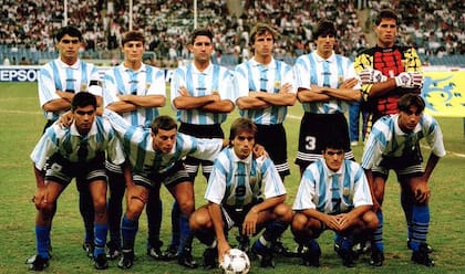 Rambert (abajo, a la derecha), en la formación de la selección argentina que disputó la Copa Rey Fahd en 1995.