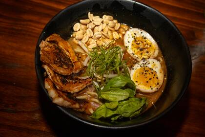 Ramen con cerdo y huevo.
