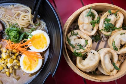 Ramen y dumplings, los platos fuertes de la casa.