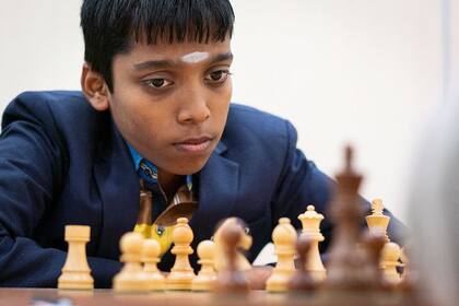 Rameshbabu Praggnanandhaa, el joven indio que derrotó a Carlsen, mira el tablero con atención: le debe su pasión por el juego a su hermana, con la que aprendió luego de que sus padres la iniciaran para que no viera tanta televisión