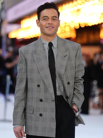 Rami Malek posó muy elegante con un traje a cuadros en la premiere de The Amateur, en Londres. En este film, el actor interpreta a Charlie Heller; un decodificador de la CIA que trabaja desde una oficina en el sótano de la sede de Langley. Su vida da un vuelco cuando su esposa muere en un atentado terrorista en Londres. Cuando sus supervisores se niegan a actuar, decide tomar cartas en el asunto y se embarca en un peligroso viaje por todo el mundo para encontrar a los responsables