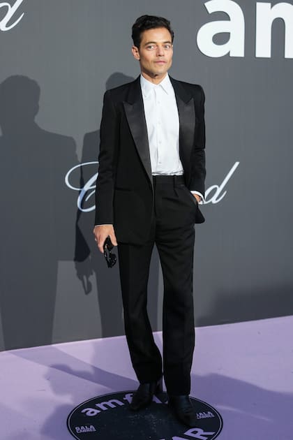 Rami Malek, también sin corbata, pero con un sofisticado traje y una impecable camisa abotonada