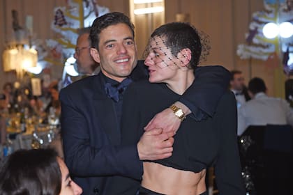 Rami Malek y Emma Corrin, que habrían comenzado su relación en julio de 2023, se mostraron como una pareja consolidada.
