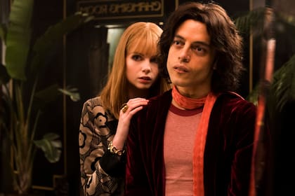 Rami Malek y Lucy Bolton. en una escena del film