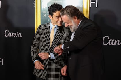 Rami Malek y Russell Crowe se encontraron en la alfombra roja y no dudaron en intercambiar comentarios frente a las cámaras. A los actores se los vio divertirse con sus relojes en la previa a la proyección de Nuremberg en el Teatro Chino de Hollywood