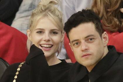 Rami Malek y su novia, la actriz Lucy Boynton que también formó parte de Bohemian Rhapsody, sonrientes en una cita romántica